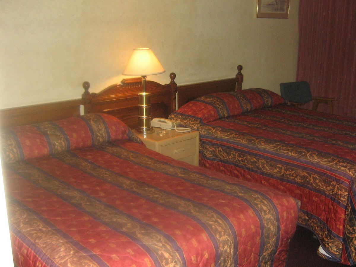 Town And Country Motor Hotel YYC Exterior foto