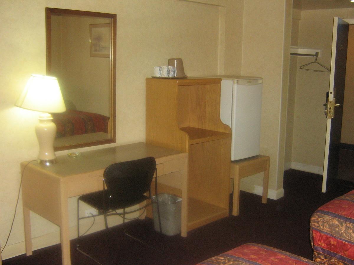 Town And Country Motor Hotel YYC Exterior foto